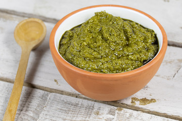 bol de pesto sur un fond en bois