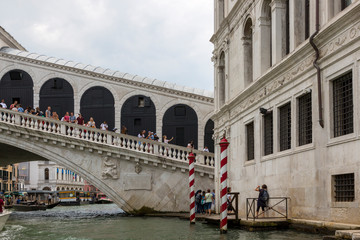 Obraz premium People on the Rialto Bridge over the Grand Canal in Venice