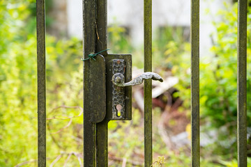 Schönes, altes Eisentor