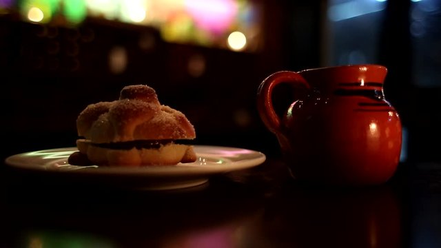 Chocolate caliente acompa&ntilde;ado de pan para pasar la noche fr&iacute;a en una cita 
