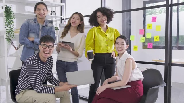 uhd4k slow motion Group of asian young creative happy people entrepreneur on a business meeting office background Good leadership and teamwork lead to success handheld shot