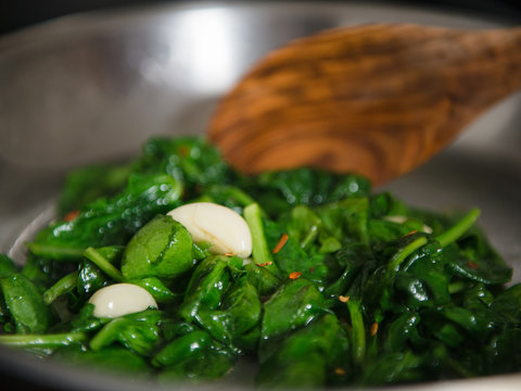 Spinach and garlic being saut&eacute;ed 