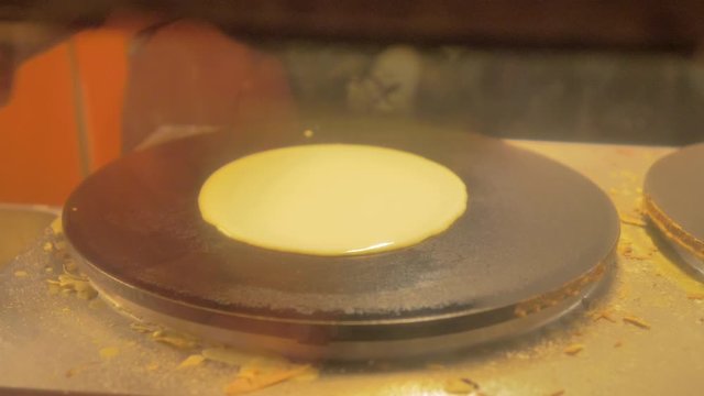 Elaborar crepes de harina, huevo y mantequilla en plancha con mucho humo