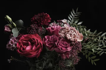 Schöner Blumenstrauß aus verschiedenen Blumen auf schwarzem Hintergrund. Blumenkartendesign mit dunklem Vintage-Effekt