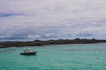 Fototapeta na wymiar Barco en las islas galapagos