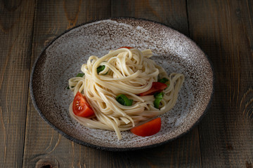 coocked egg noodles with tomatoes and basil