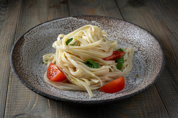 coocked egg noodles with tomatoes and basil
