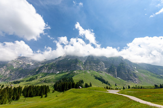 Schweizer Alpen, wolkenverhangener Säntis vom Schwägalppass aus gesehen