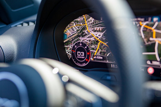 Virtual Cockpit Kombiinstrument Navigation in einem Audi Q2 SUV 