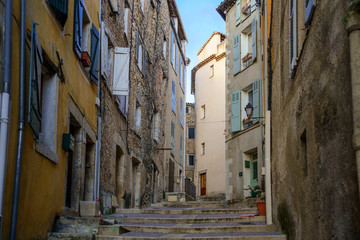 Fototapeta na wymiar Une rue de village de Fayence, Provence, France. 