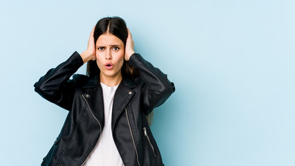 Young caucasian woman isolated on blue background being shocked, she has remembered important...