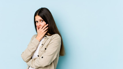 Obraz premium Young caucasian woman isolated on blue background scared and afraid.