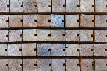 Gestapelte neue Holzbalken mit seitlicher Nut in Nahaufnahme