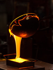 Glas gießen in der Glasbläserei
