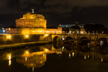 Fototapeta na wymiar Die Engelsburg in Rom bei Nacht