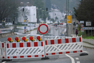 Sperrung der Bundestraße 42 in Vallandar wegen Hochwasser im Februar 2020 mit Verkehrszeichen...