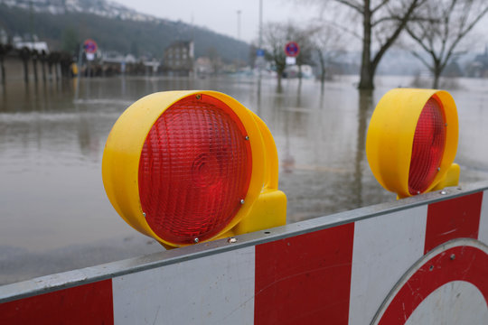 Warnlampen und Straßensperre wegen Hochwasser am Rheinparkplatz in Vallendar im Februar 2020 - Stockfoto