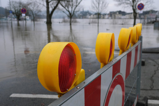 Warnlampen und Straßensperre wegen Hochwasser am Rheinparkplatz in Vallendar im Februar 2020 - Stockfoto