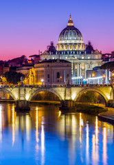 Fototapeta premium Katedra św. Piotra i Watykan widziane o zmierzchu nad Tybrem. Rzym, Lazio, Włochy.