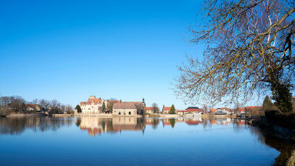 Fototapeta na wymiar Panoramaansicht des Ortes Flechtingen mit der Wasserburg