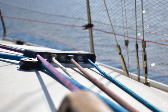 carrucole di rinvio della drizze di una barca a vela