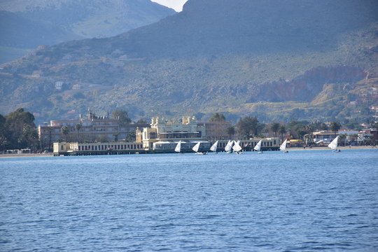Sullo sfondo barchette a vela nel golfo di Mondello, Palermo. Sicilia