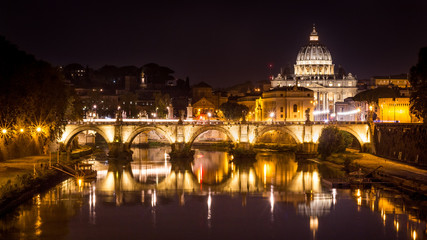 Fototapeta na wymiar La vista nocturna en Roma a la Ciudad del Vaticano