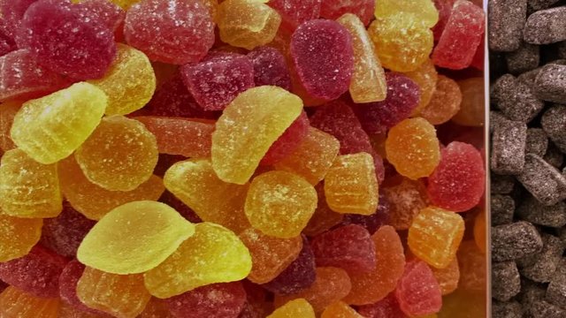 carrellata su un gruppo di caramelle gommose in vendita durante una festa di paese a Febbraio nel nord Italia