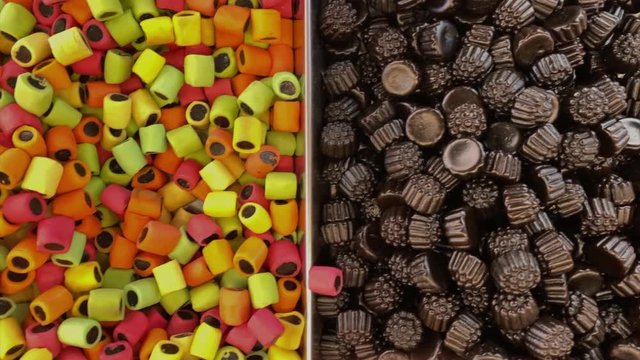 carrellata su un gruppo di caramelle gommose in vendita durante una festa di paese a Febbraio nel nord Italia