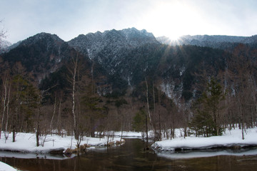 上高地　田代池　冬　日の出　光芒　雪山