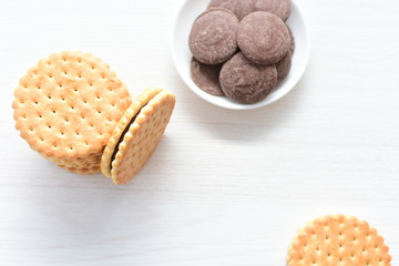 Galletas de chocolate acompañadas de chocolate puro