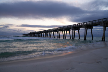Fototapeta premium Molo w Panama City Beach FL Crashing Waves and Blue Clouds