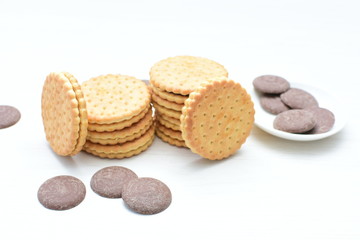 Galletas de chocolate acompañadas de chocolate puro