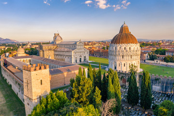 Obraz premium Fotografia aerea di piazza dei Miracoli a Pisa