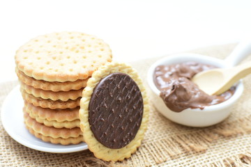 Galletas de chocolate acompañadas de chocolate puro