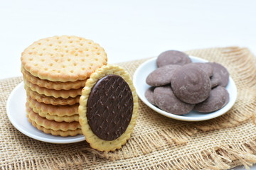 Galletas de chocolate acompañadas de chocolate puro