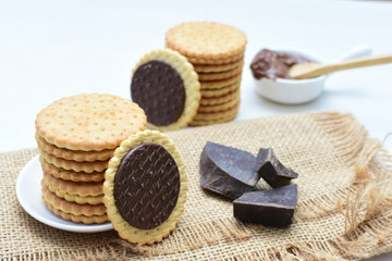 Galletas de chocolate acompañadas de chocolate puro