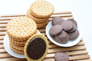 Galletas de chocolate acompañadas de chocolate puro