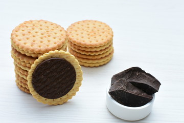 Galletas de chocolate acompañadas de chocolate puro