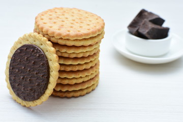 Galletas de chocolate acompañadas de chocolate puro