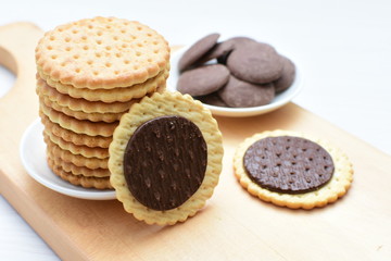 Galletas de chocolate acompañadas de chocolate puro