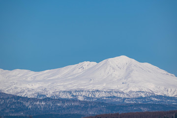 Fototapeta na wymiar 雪山の山頂と青空　大雪山旭岳