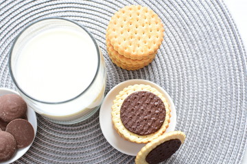 Obraz na płótnie Canvas Chocolate cookies accompanied by glass of milk