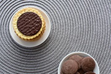Galletas de chocolate acompañadas de chocolate puro