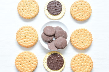 Galletas de chocolate acompañadas de chocolate puro