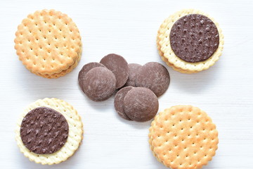 Galletas de chocolate acompañadas de chocolate puro