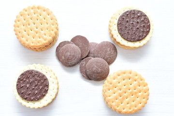 Galletas de chocolate acompañadas de chocolate puro