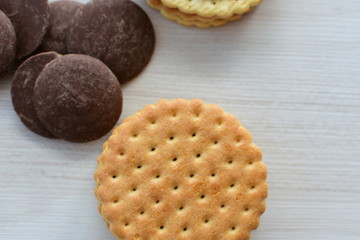 Galletas de chocolate acompañadas de chocolate puro