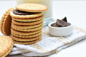 Galletas de chocolate acompañadas de chocolate puro