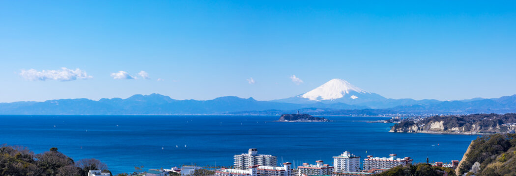 (神奈川県-風景パノラマ)高台から望む江の島と富士３